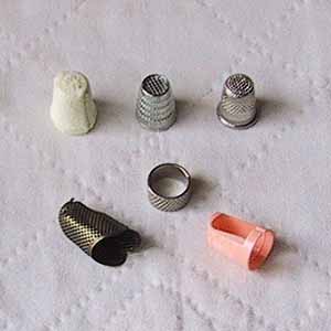 指サックの形をした金属製のシンブル